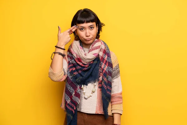 Mladí Hippie Žena Nad Žlutou Zeď Problémy Tvorby Sebevraždou — Stock fotografie