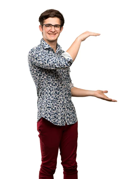 Подросток Цветочной Рубашке Очках Копирайтом Вставки Рекламы Изолированном Белом Фоне — стоковое фото