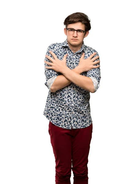 Adolescente Homem Com Camisa Flor Óculos Congelando Sobre Fundo Branco — Fotografia de Stock