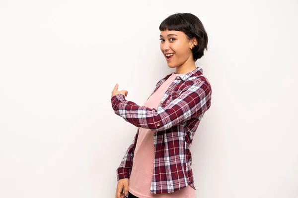 Jovem Com Cabelo Curto Apontando Para Trás — Fotografia de Stock