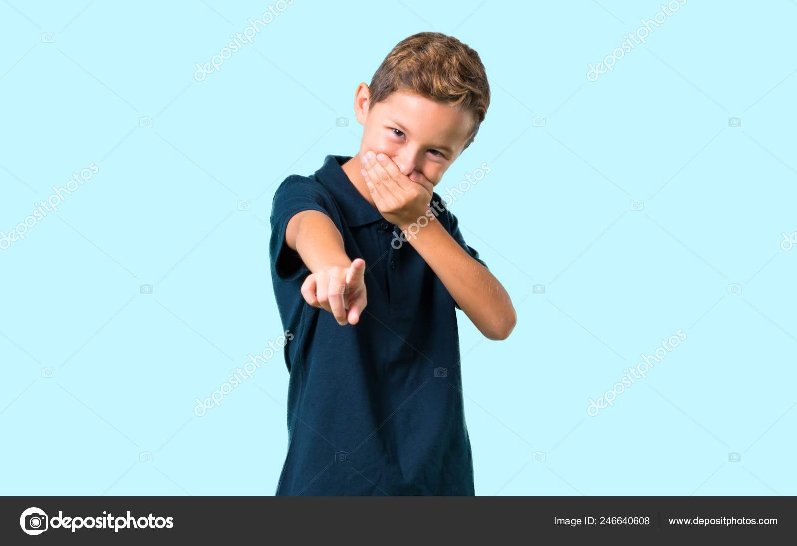 Petit Garçon Pointant Doigt Quelqu'un Riant Beaucoup Sur Fond Bleu — Photo  de stock par ©luismolinero - 246640608, image size:1600x1095