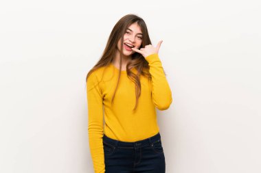 Genç kadın sarı kazaklı telefon jest yapma. Bana arka işareti de