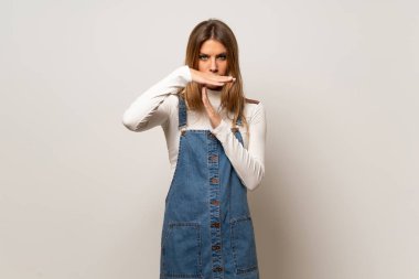 Bir hareket durdurmak için izole beyaz duvar yapma dur jest eliyle güzel kadın