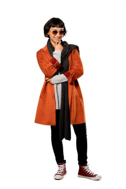 Kat ile gözlük ve izole beyaz arka plan üzerinde gülümseyen bir kısa saç kadınla tam uzunlukta bir kadeh