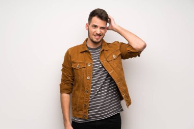 Beyaz duvar şüpheleri üzerinden yakışıklı adam