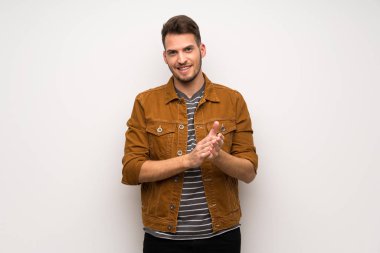 Bir konferansta sunum sonrası beyaz duvar alkış üzerinde yakışıklı adam