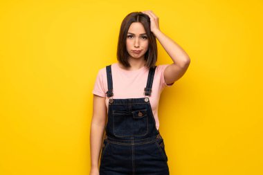 Hayal kırıklığı ve anlayış değil bir ifade ile sarı duvarın üzerinden genç kadın