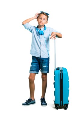Çocuk tam vücut güneş gözlüğü ve kulaklık bavulunu ayakta ve izole beyaz arka plan üzerinde bir fikir düşünce ile seyahat ile