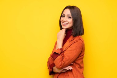 Beyaz duvar genç kadın portresi