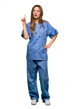 Tam vücut izole arka plan üzerinde parmak işaret bir fikir düşünme genç hemşire