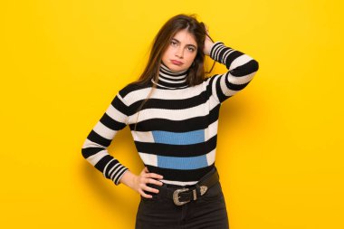 Hayal kırıklığı ve anlayış değil bir ifade ile sarı duvarın üzerinden genç kadın