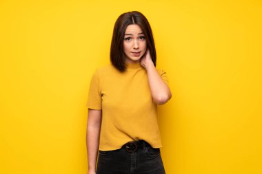 Sarı duvarın şüpheleri üzerinden genç kadın