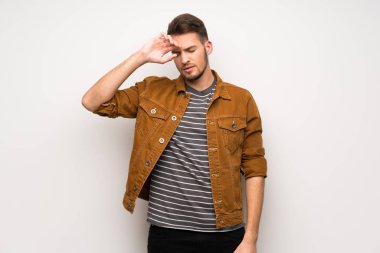 Yakışıklı adam yorgun ve hasta ifade ile beyaz duvar