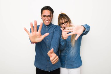 Gözlüklü genç çift parmaklarıyla altı sayma