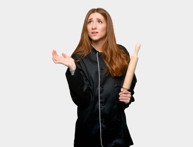 Genç redhead Şef kadın izole gri arka plan üzerinde kötü bir durum tarafından hayal kırıklığına