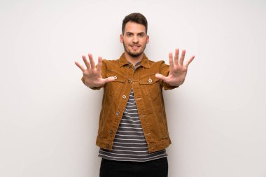 Yakışıklı adam beyaz duvar on parmak ile sayma