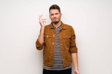 Yakışıklı adam şaşırttı ve doğru bakarken şok beyaz duvar