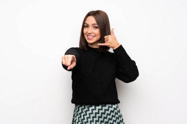 Telefon jest yapma ve açık işaret beyaz duvar genç kadın