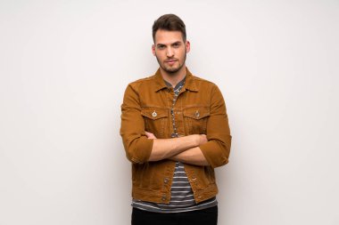 Beyaz duvar portre yakışıklı adam