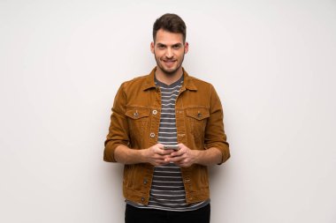 Yakışıklı adam beyaz duvar mobil ileti gönderme