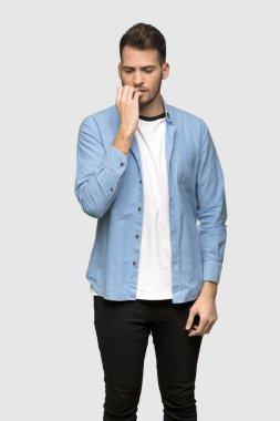 Yakışıklı adam gri arka plan üzerinde şüpheleri