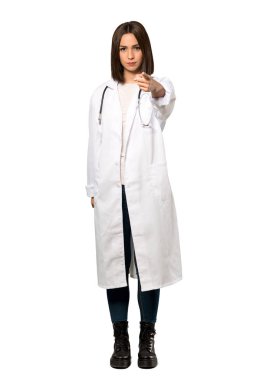 İzole beyaz arka plan üzerinde öne dönük ve hayal kırıklığına uğramış genç doktor kadın tam uzunlukta bir kadeh