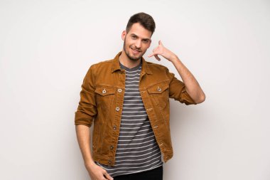 Beyaz duvar telefon jest yapma yakışıklı adam. Bana arka işareti de