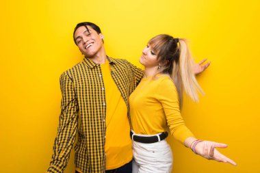 Canlı sarı arka plan üzerinde Genç çift gurur ve kendini aşk kendinizi kavramı memnun