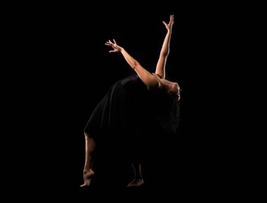 Kız balet siyah arka plan üzerine