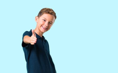 Mavi arka plan üzerinde iyi bir anlaşma sonra küçük çocuk el sıkışma