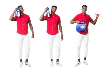 Mavi bir vintage radyo tutan genç Afro-Amerikan adam ayarla