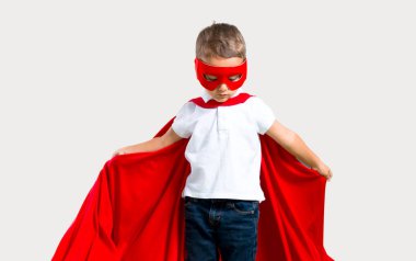 Küçük çocuk süper kahraman gibi giyinmiş