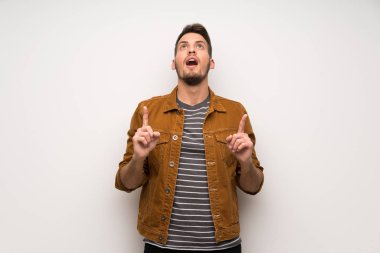 Yakışıklı adam şaşırttı ve yukarı dönük beyaz duvar