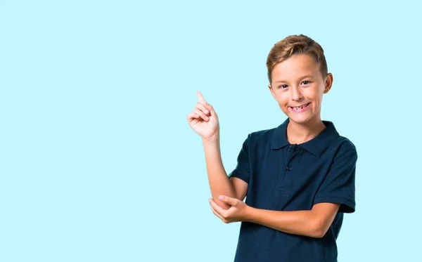 Menino Apontando Com Dedo Indicador Uma Ótima Ideia Fundo Azul — Fotografia de Stock