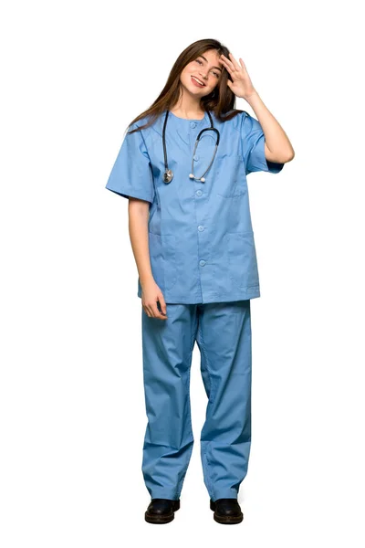 若い看護師の分離の白い背景の上の手で敬礼のフルレングスのショット — ストック写真