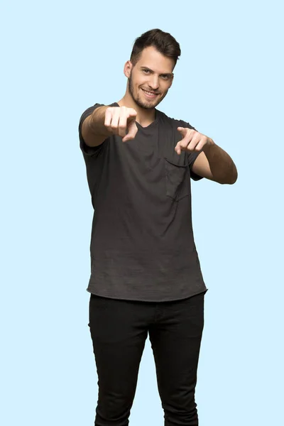 Homem Com Camisa Preta Aponta Dedo Para Você Enquanto Sorri — Fotografia de Stock