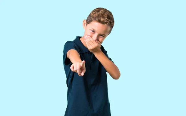 Menino Apontando Com Dedo Para Alguém Rindo Muito Fundo Azul — Fotografia de Stock