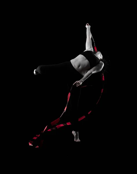 Женщина Занимается Художественной Гимнастикой Ленточкой Черном Фоне — стоковое фото