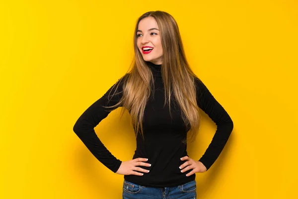 Young Pretty Woman Yellow Background Posing Arms Hip Laughing — Stock Photo, Image