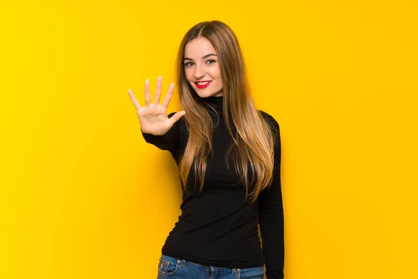 Young Pretty Woman Yellow Background Counting Five Fingers — Stock Photo, Image