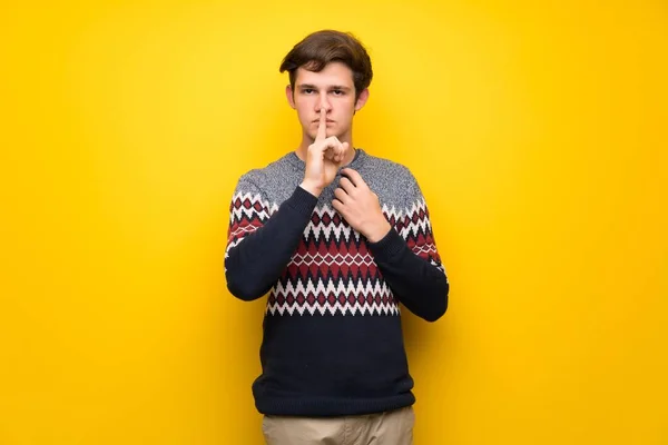 Nastolatek Mężczyzna Nad Żółte Ściany Wyświetlono Oznaką Gest Ciszy Kładąc — Zdjęcie stockowe