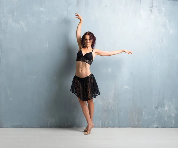 Μπαλαρίνα Χορεύει Φόντο Grunge Τοίχου — Φωτογραφία Αρχείου