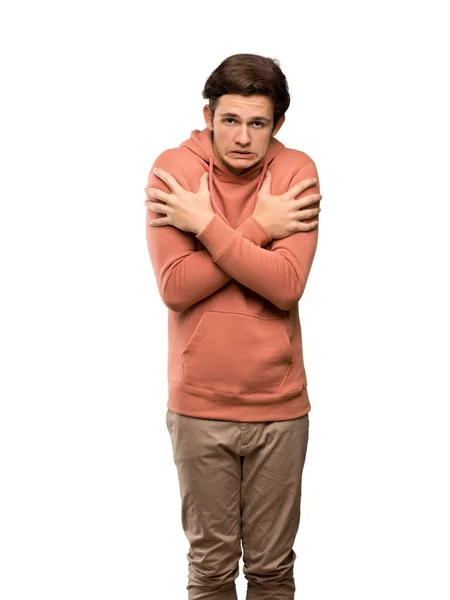 Adolescente Homem Com Camisola Congelando Sobre Fundo Branco Isolado — Fotografia de Stock