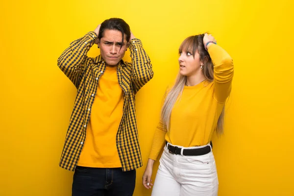 Junges Paar Über Leuchtend Gelbem Hintergrund Nimmt Hände Auf Den — Stockfoto