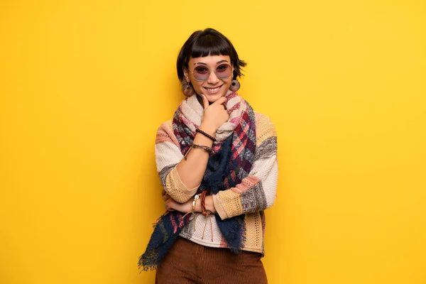 Giovane Donna Hippie Sopra Muro Giallo Con Occhiali Sorridente — Foto Stock