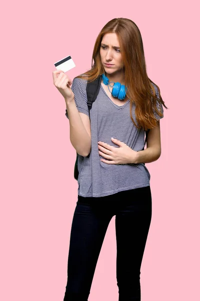 Ruiva Estudante Mulher Tomando Cartão Crédito Sem Dinheiro Fundo Rosa — Fotografia de Stock