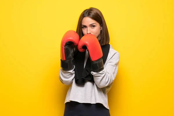 Mujer Deportiva Joven Sobre Fondo Amarillo Con Guantes Boxeo —  Fotos de Stock