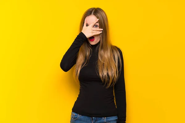 Jovem Mulher Bonita Sobre Fundo Amarelo Com Surpresa Expressão Facial — Fotografia de Stock