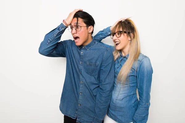 Ungt Par Med Glasögon Har Just Insett Något Och Har — Stockfoto