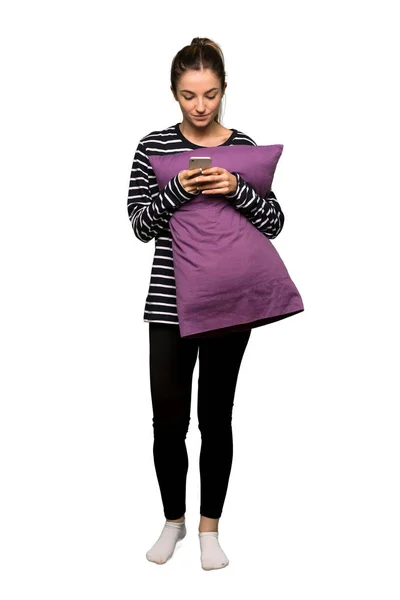 Cuerpo Completo Mujer Bonita Pijama Enviando Mensaje Con Móvil Sobre — Foto de Stock